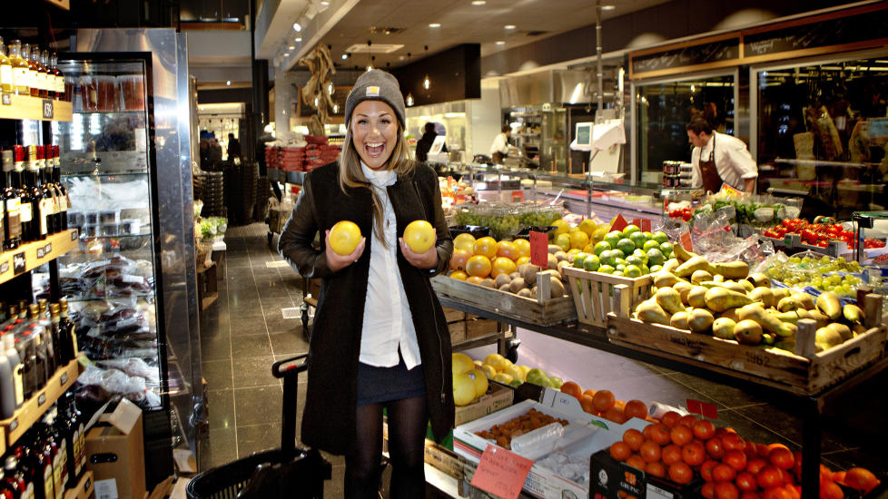 LATTERMILD: Tone Damli Aaberge tar ikke seg selv så høytidelig, og poserer mer enn gjerne med et par sitroner under turen i mathallen på Skøyen. Foto: Lars Eivind Bones / Dagbladet