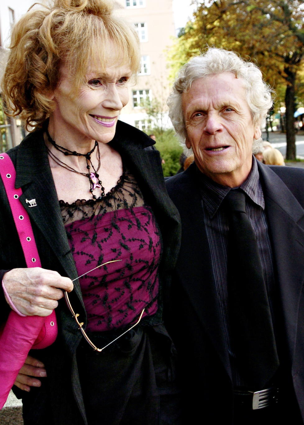 KJÆRESTER OG KOLLEGAER: Da skuespiller Lars Andreas Larssen ble diagnostisert med Alzheimer og flyttet inn på sykehjem, kom kjæresten Monna Tandberg på frokostbesøk hver dag. Her sammen i 2004. Foto: Lars Eivind Bones / Dagbladet