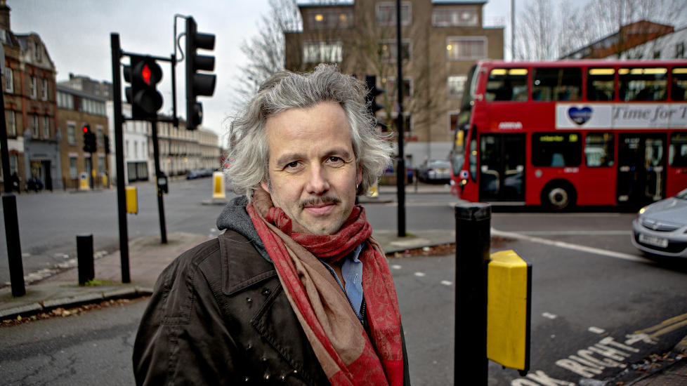 KUNSTNERISKE AMBISJONER: I London dyrker Ari Behn kunsten. I tillegg til tegninger, lager han også store malerier. - Jeg har tegnet og malt fra barnsbein av. Det er først nå jeg har publisert tegninger, men jeg har lenge hatt ambisjoner om å gjøre store malerier. Jeg aner ikke hvorfor jeg har holdt litt igjen på dette offentlig, men det skyldes kanskje respekten for ikke å være grenseoverskridende i uttrykket, sier Ari. Foreløpig har ingen Behn-signerte bilder vært til salgs. Foto: Lars Eivind Bones / Dagbladet