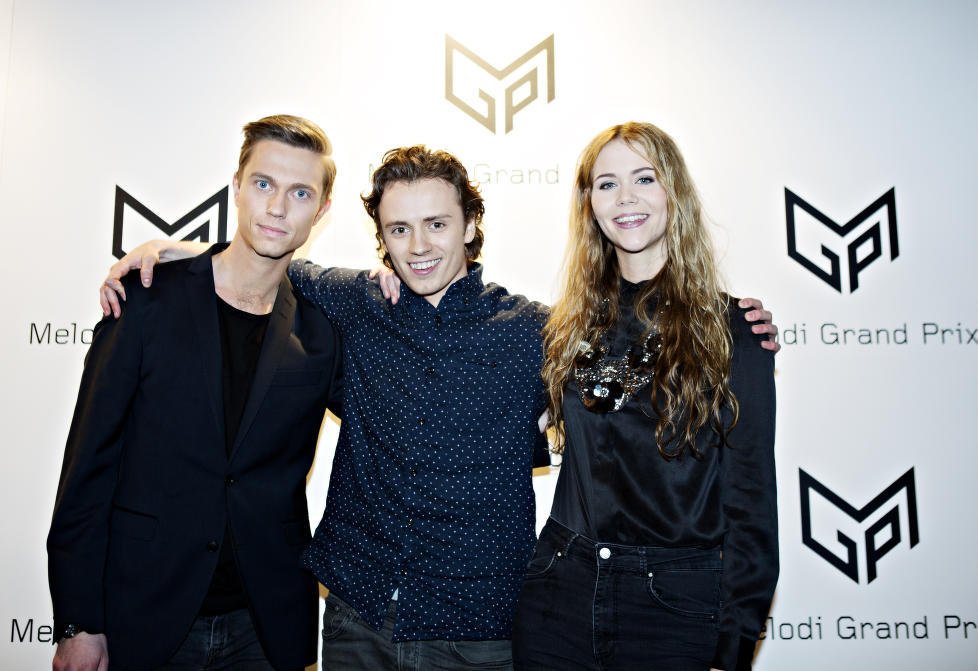 TRIO: Frikk Heide-Steen står sammen med Timbre og Ida Stein på scenen under den første delfinalen i årets Melodi Grand Prix. De framfører låta «Frozen by Your Love». Foto: Nina Hansen / Dagbladet